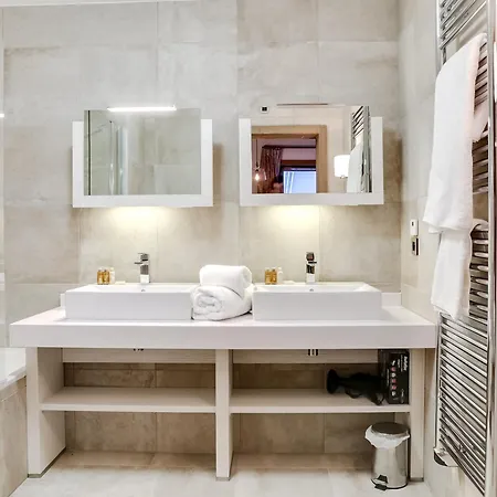 4 Pieces De Luxe, A Deux Pas Des Pistes Et Commerces, Avec Parking Et Acces Fitness A - Fr-1-562-35 Courchevel